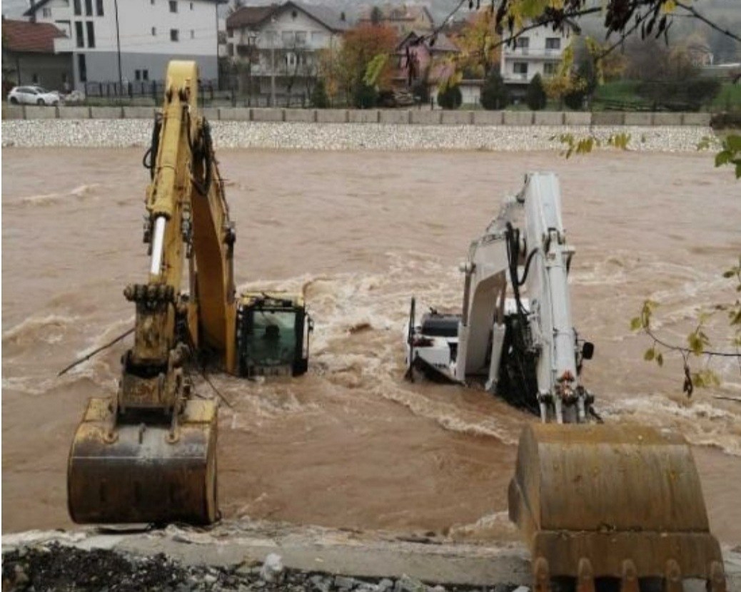 (FOTO) Bageri uslijed poplava ‘zapeli’ u koritu rijeke Bosne Crna