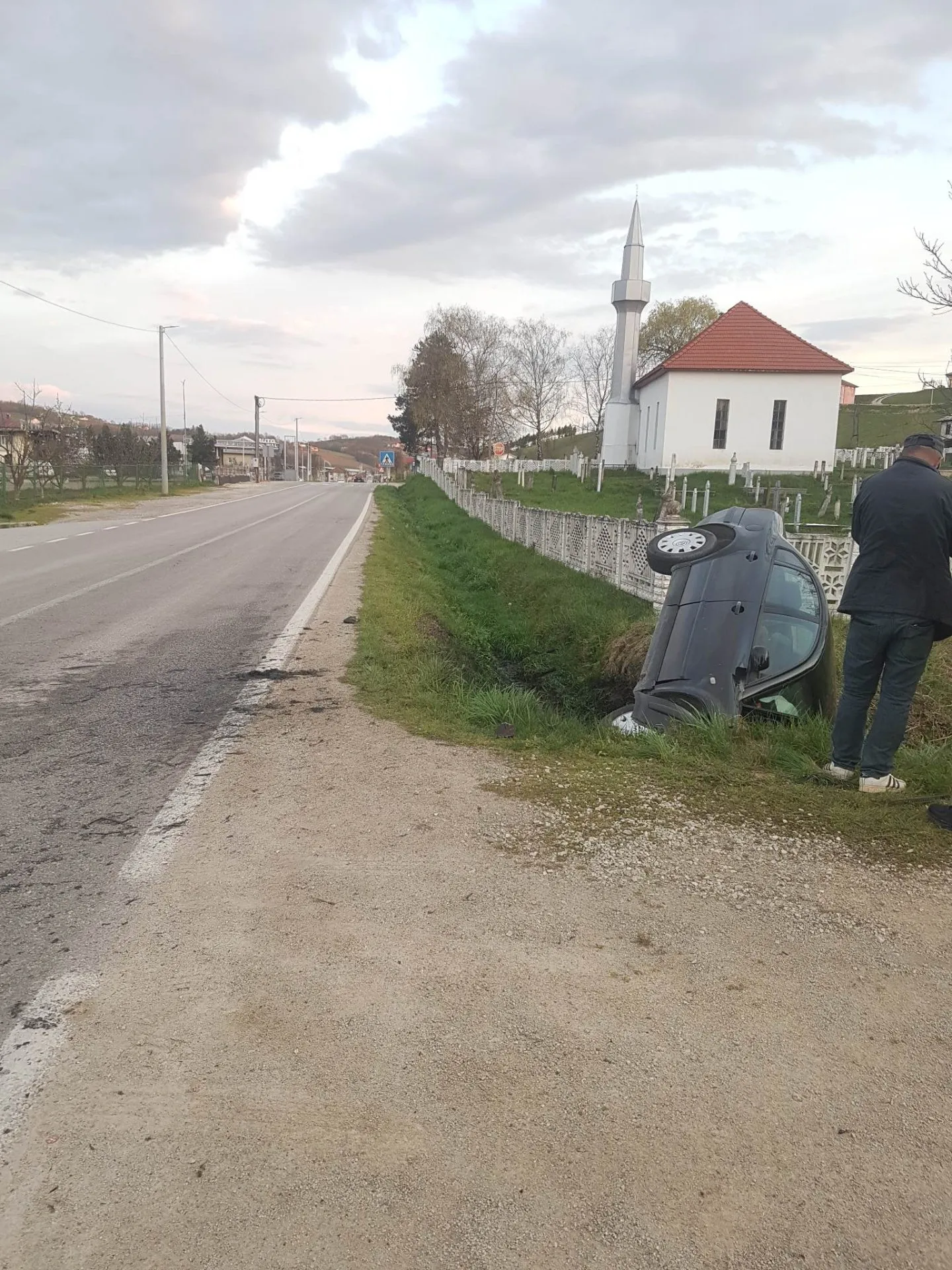 (FOTO) Automobil sletio s ceste u Velikoj Kladuši, pa udario u džamijsku ogradu, Life.ba