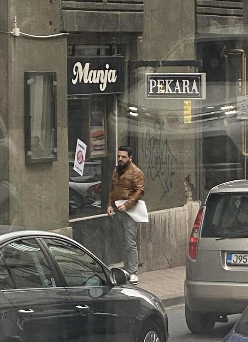 Nihad Aličković polijepio plakate po pekari Manja u Sarajevu | Crna hronika BiH