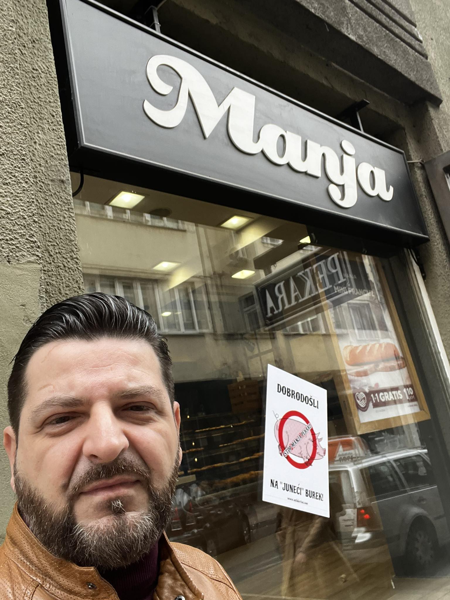 Nihad Aličković polijepio plakate po pekari Manja u Sarajevu | Crna hronika BiH